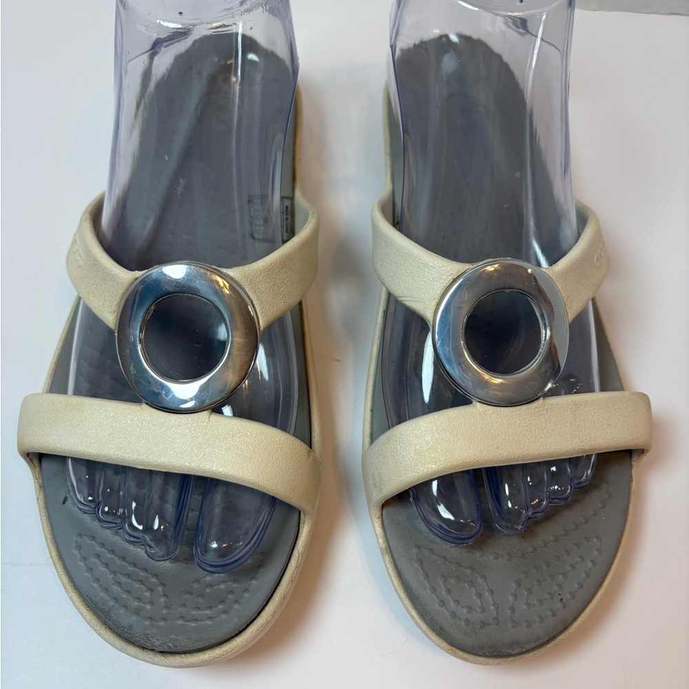 Crocs women’s Sanrah beveled circle o-ring slip-on sandals off white size 8